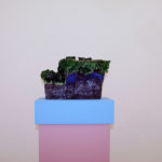 « LA FALAISE » céramique (L 40 H 24 l 20 ) sur socle bleu et rose Exposition 